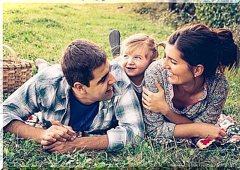 Parents with their daughter on a picnic: better communication between parents and children