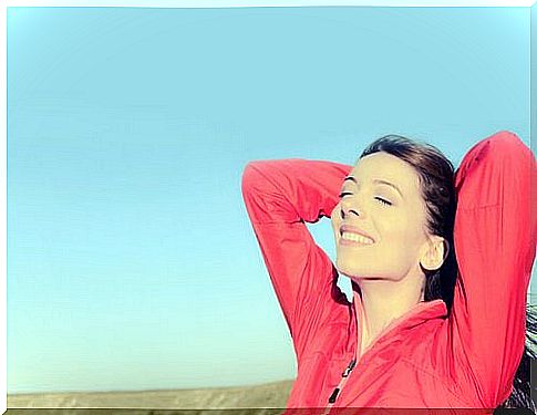 Positive person: Smiling woman getting ready to run