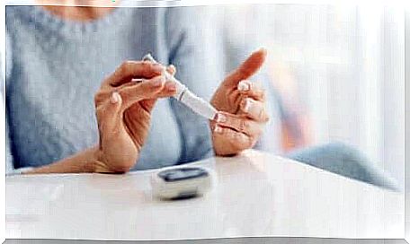 A woman who measures her blood sugar.