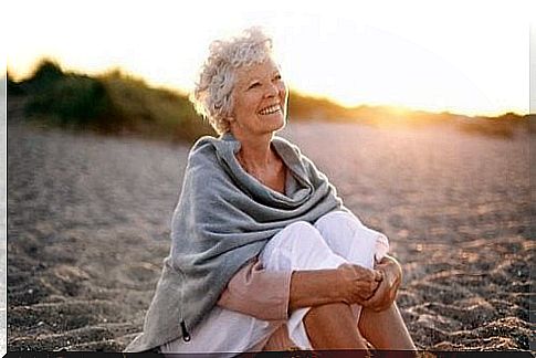 Elderly woman on the beach - emotional intelligence in the elderly