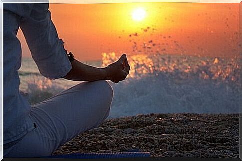 Meditation in front of a sunset to prioritize